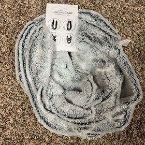 Women’s fuzzy loop scarf
